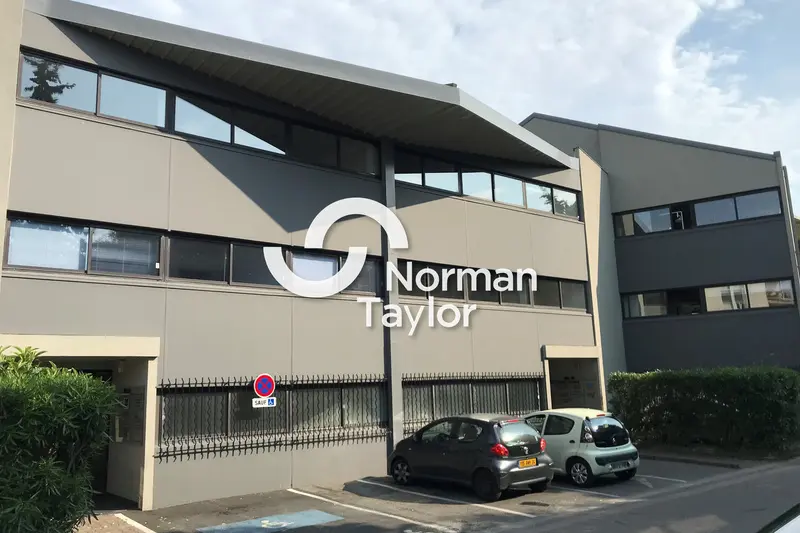 Dans un ensemble immobilier avec accès PMR  Standing, bureaux à louer 