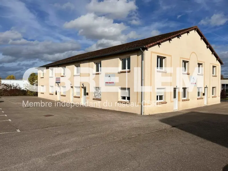 ENSEMBLE DE BUREAUX RENOVES AVEC PARKINGS.