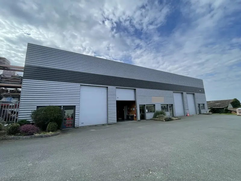À LOUER  CELLULE D'ACTIVITÉS DE 200 M²  BASSENS (33)