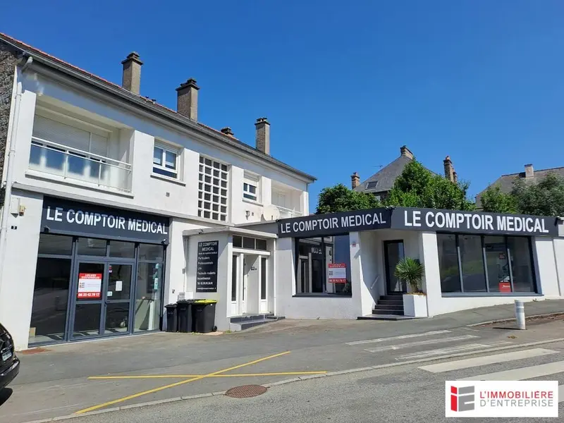 FOUGERES - LOCAL COMMERCIAL 413 M² A VENDRE