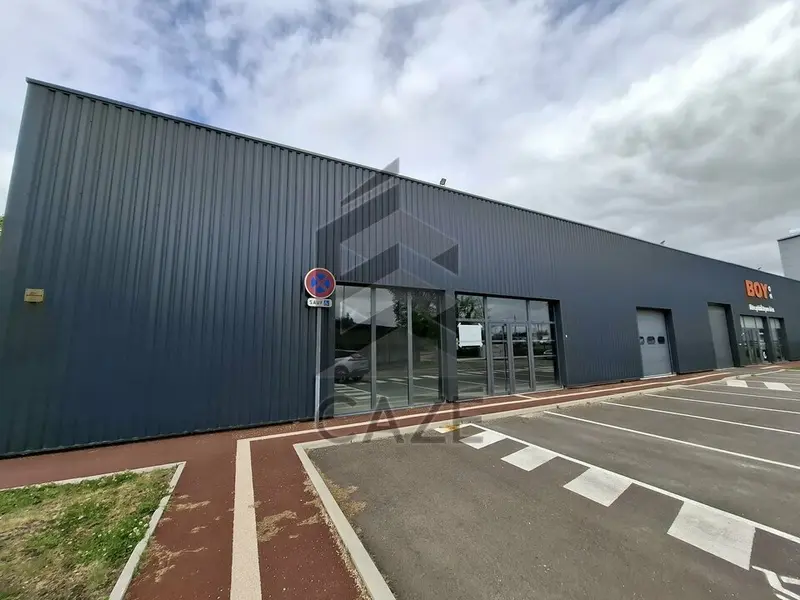 A LOUER  LOCAL NEUF POUR ACTIVITE COMMERCIALE / SERVICES /  STOCKAGE