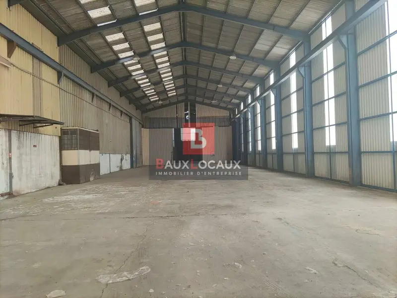 VENTE LOCAUX ACTIVITES 2 700 m² ARLES