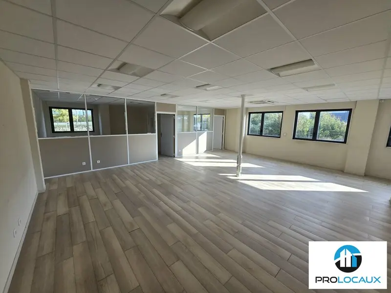 A louer Locaux d'activité 1075m² Camon
