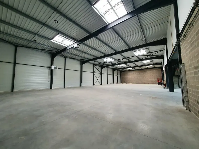 LOCAUX D'ACTIVITE A VENDRE