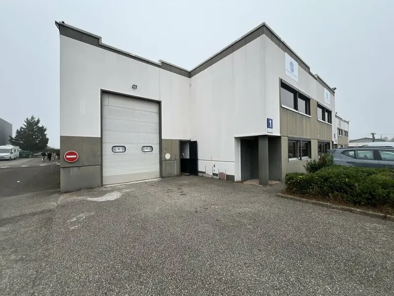 A louer Locaux d'activité 1926m² Décines-Charpieu