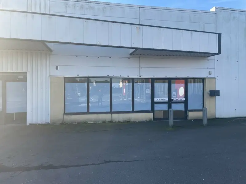 A  VENDRE - LOCAL COMMERCIAL - PLOURIN LES MORLAIX 