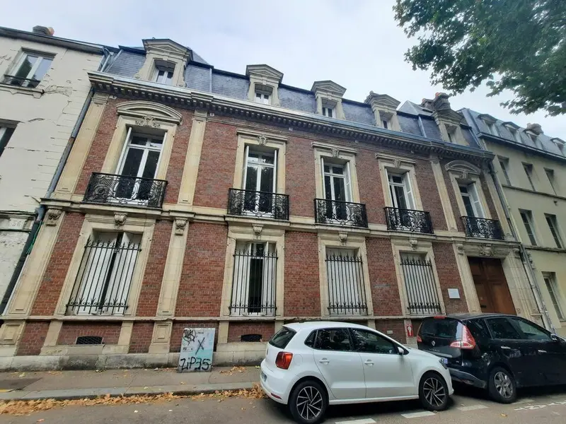 Bureaux + parkings - Proche Gare SNCF.