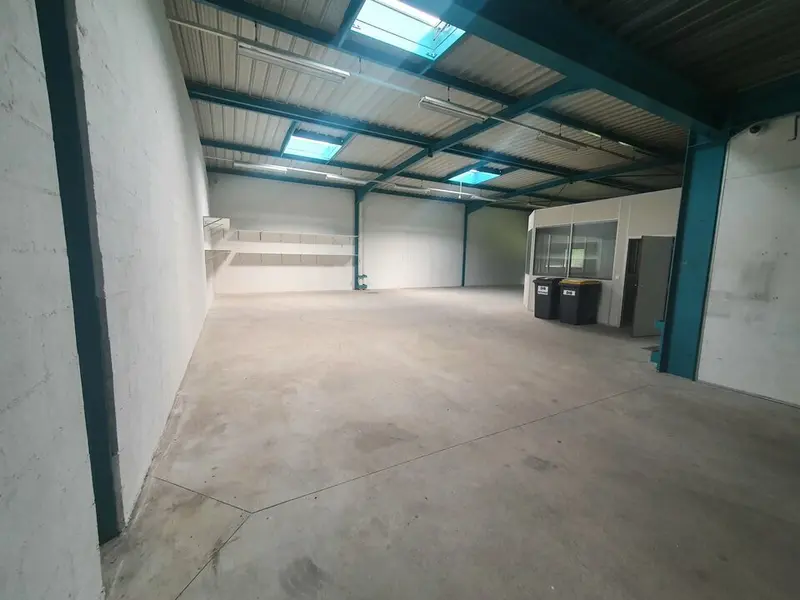 Local d'activité proche accès autoroute