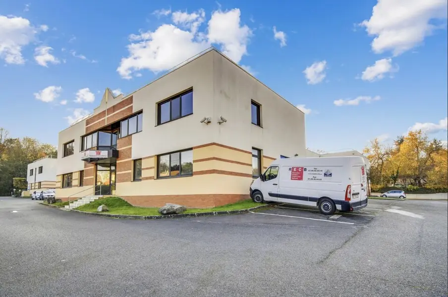 Locaux d'activités idéalement placés ! Locaux d'activités idéalement placés !