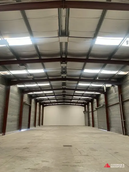 900 m² d'entrepôt et de bureaux à louer à Bègles 900 m² d'entrepôt et de bureaux à louer à Bègles