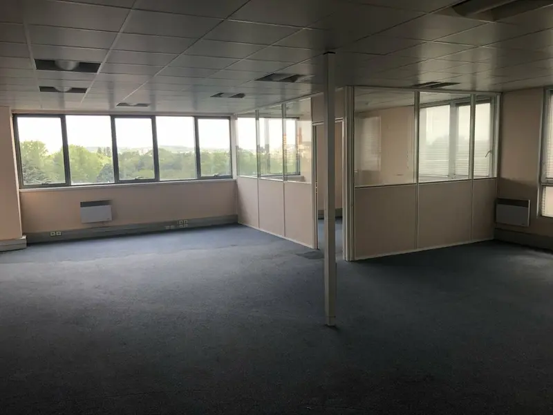 Surfaces de bureaux disponible Surfaces de bureaux disponible