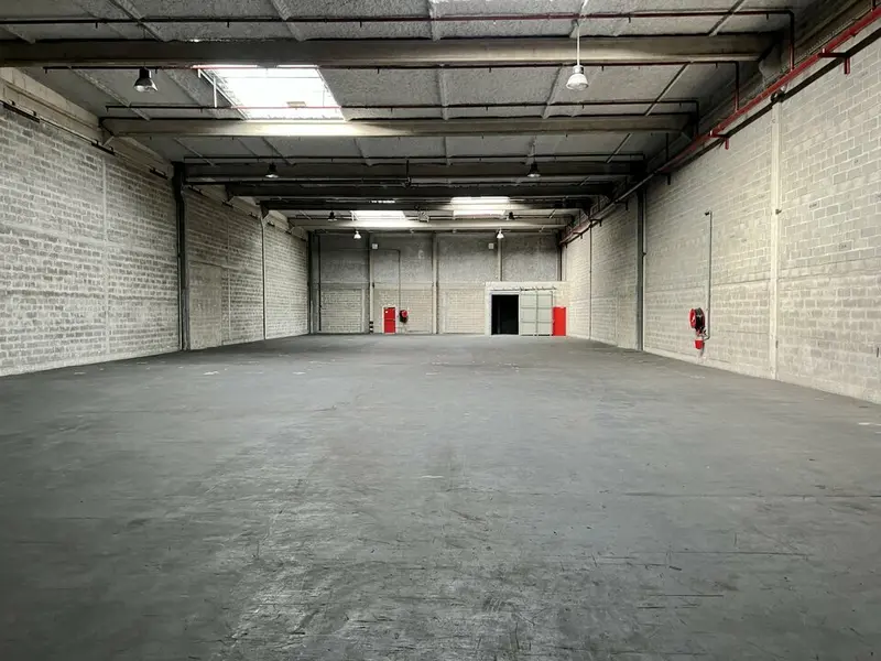 LOCAUX D'ACTIVITES A LA SORTIE DE L'AUTOROUTE A1 LOCAUX D'ACTIVITES A LA SORTIE DE L'AUTOROUTE A1