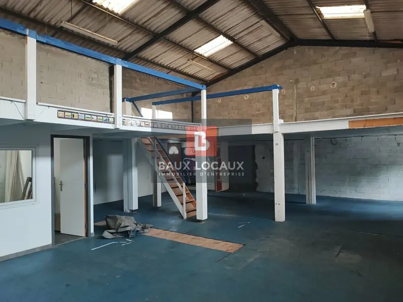 LOCAL D'ACTIVITES D'ENVIRON 150 m²