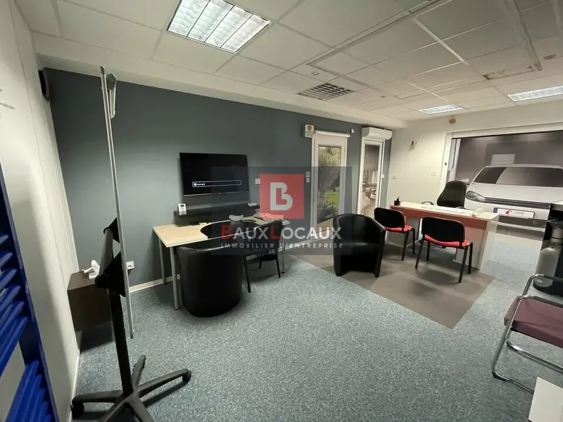 A LOUER BUREAUX 340 M² ZONE COMMERCIALE AUCHAN LE PONTET