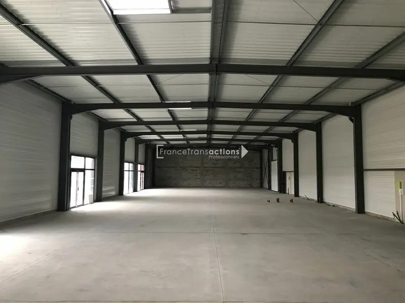 A LOUER LOCAL COMMERCIAL 258 M² EXCELLENTE VISIBILITE