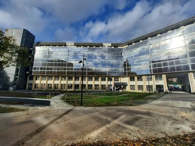 A VENDRE OU A LOUER - QUARTIER ST SEVER - BUREAUX + PARKINGS. 