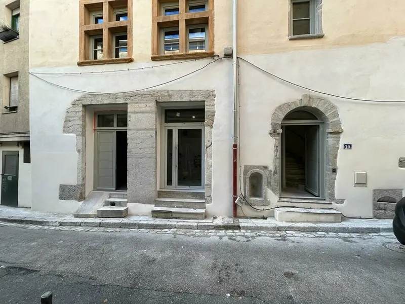 A louer Local commercial  174m² Lyon 01