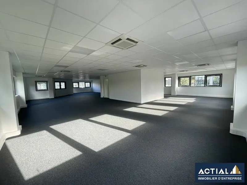 NANTES EST ROUTE DE PARIS visible sur axe passant