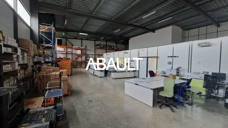 A louer Local mixte d'environ 700m² (bureaux/activité)