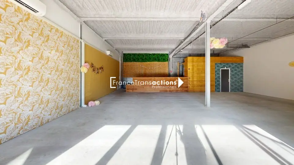 A LOUER LOCAL COMMERCIAL 180 m² AUCH AXE PASSANT