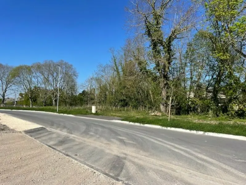 Terrain viabilisé dans un village d'activité, à proximité de l'A10. 