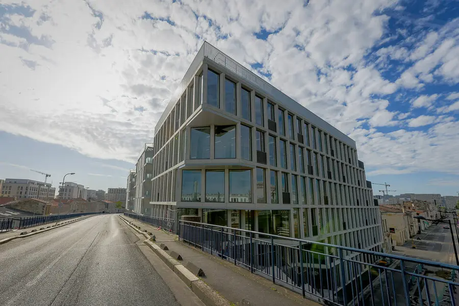 Bureaux à la location de 3 717 m² divisibles à partir de 333 m²