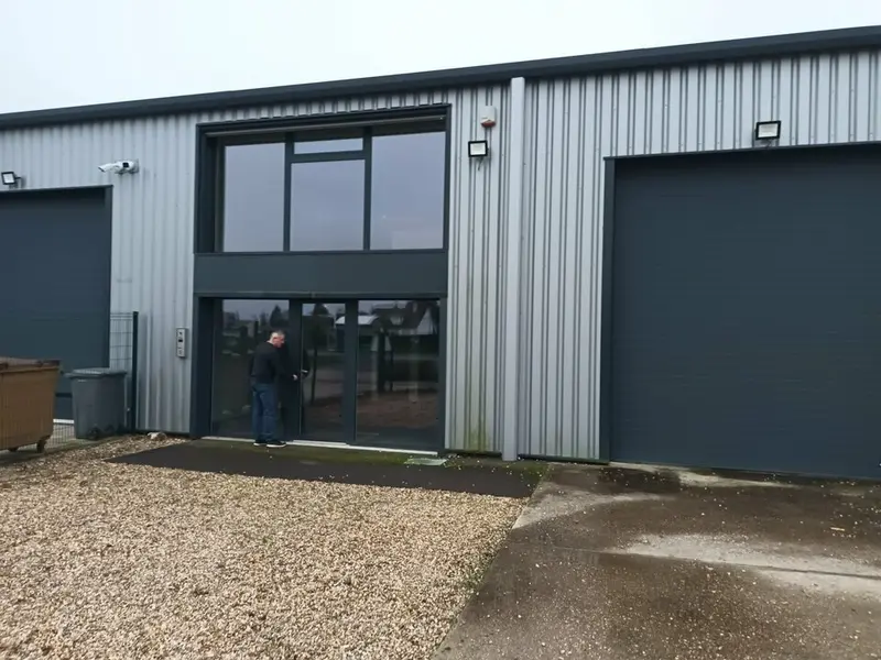 Bureaux ou local commercial en R+1 avec parking clos.