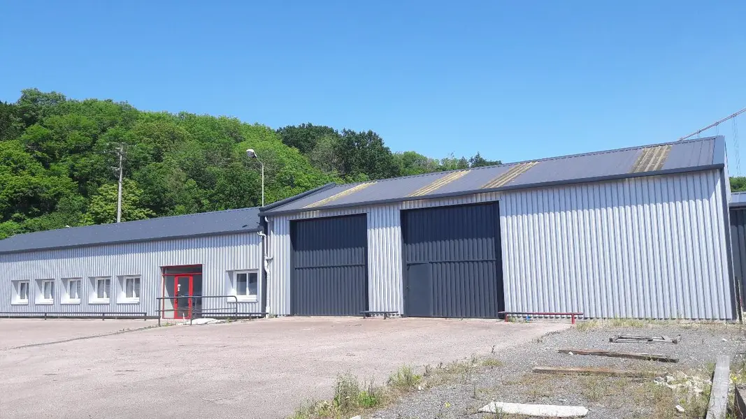 Locaux sur axe passant et proche autoroutes A131 et A13.