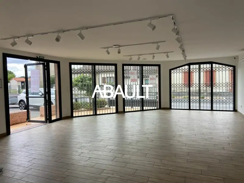 A VENDRE LOCAL COMMERCIAL D'ENVIRON 108M² A LA SALVETAT SAINT GILLES