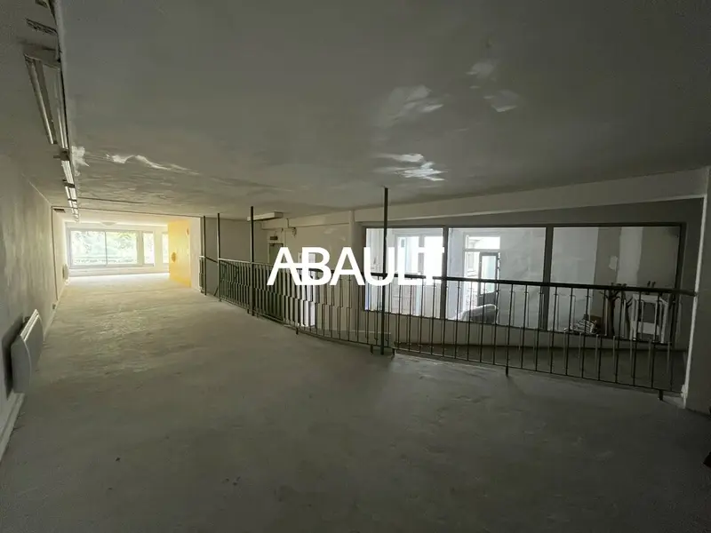 A LOUER ENTRE-SOL D'ENVIRON 160M² SECTEUR JEANNE D ARC