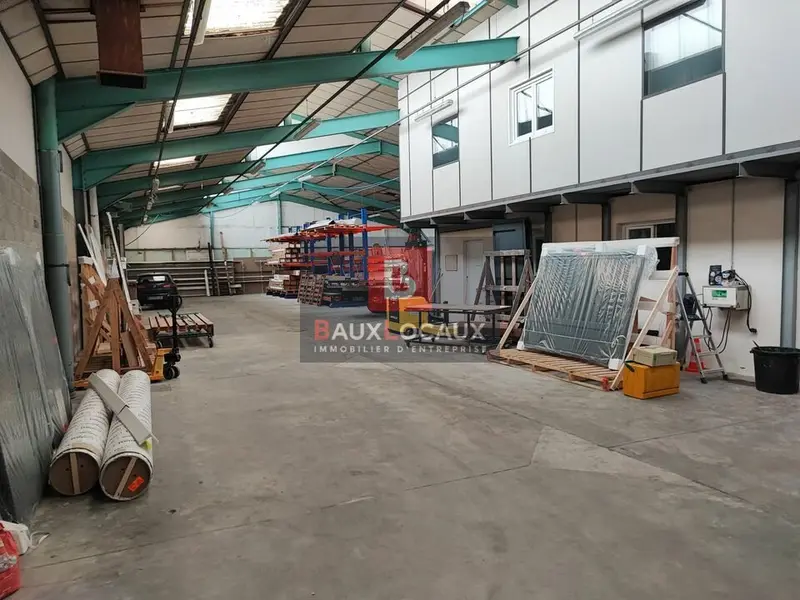 LOCATION ENTREPOT AVEC BUREAUX D'ENVIRON 750 m² EN ZONE NORD D'ARLES