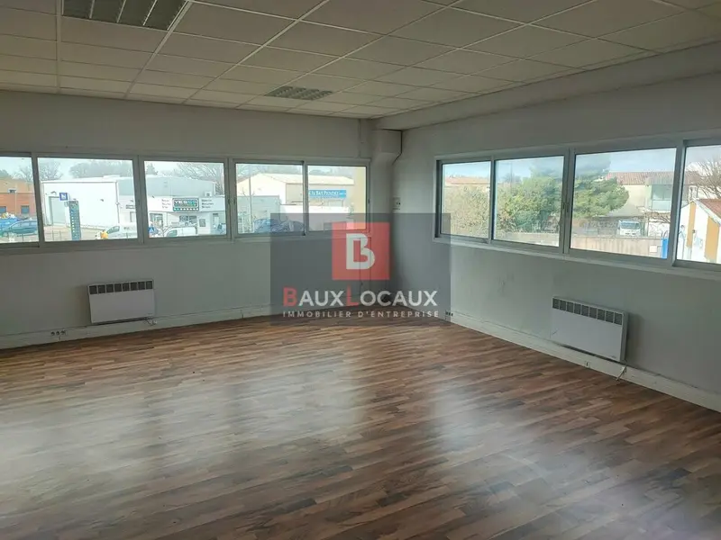 BEAU BUREAU EN ANGLE DU BATIMENT LUMINEUX D'ENVIRON 55 m²