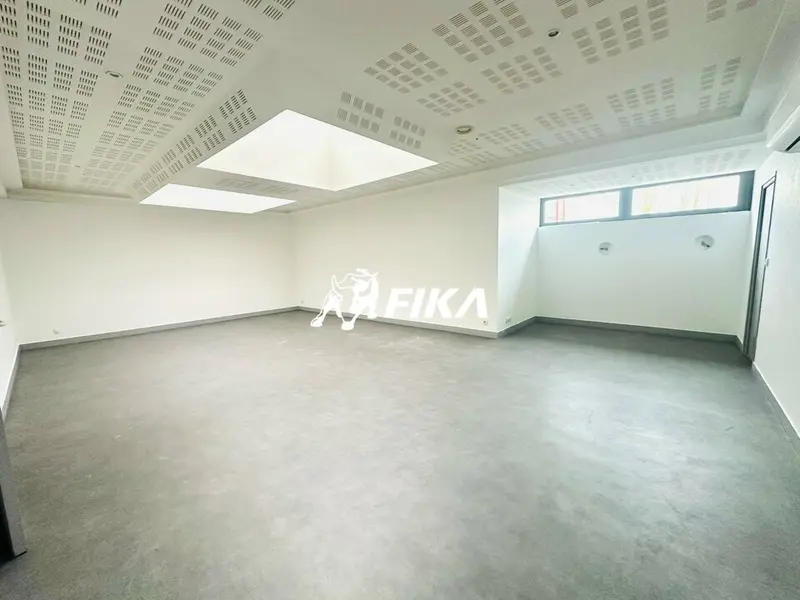 A LOUER BUREAUX 251 m² - (33370) ARTIGUES PRES BORDEAUX