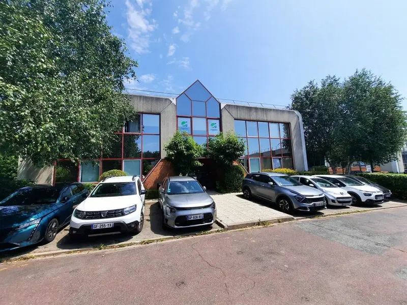 AU COEUR DU TECHNOPARC DES BOCQUETS - IMMEUBLE CLIMATISE.