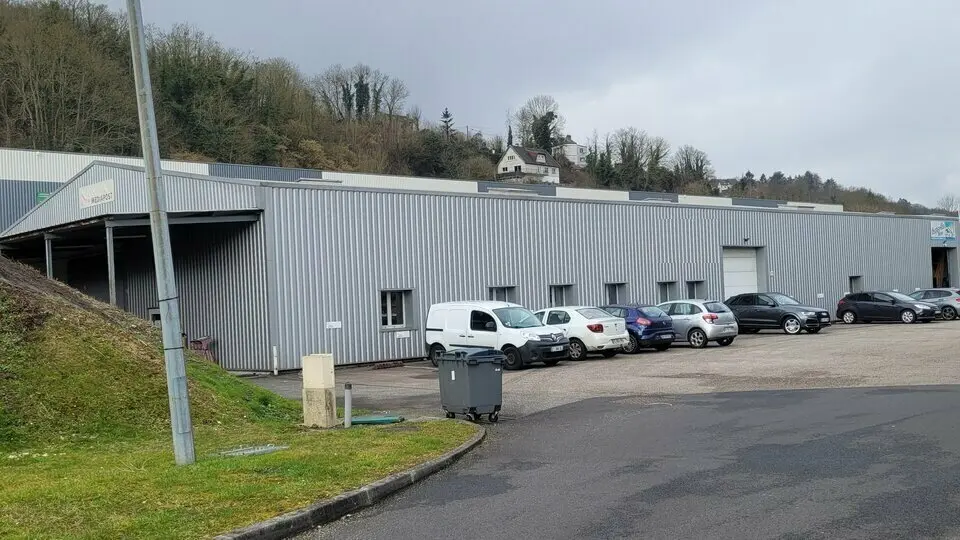 Dans un ensemble plus vaste à usage artisanal aux portes de Rouen.