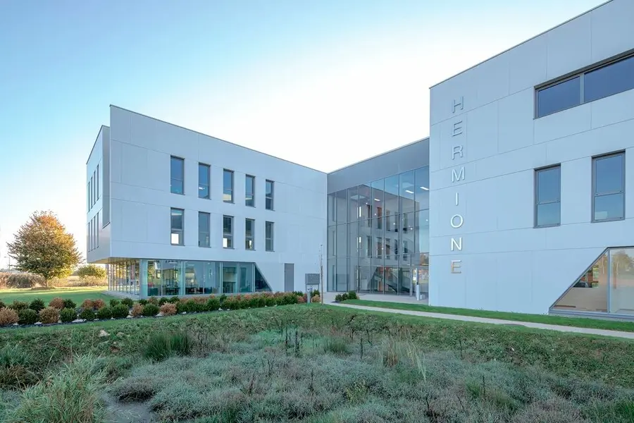 Immeuble neuf (2022) - RT 2012 -20% - plateau peu cloisonné - parking.