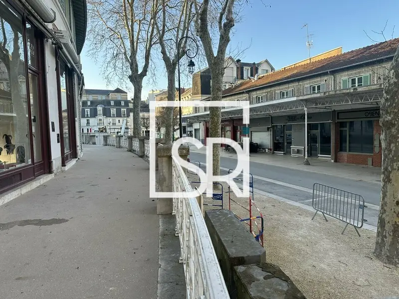 À VENDRE  FONDS DE COMMERCE EN PLEIN CUR DU TRIANGLE D'OR À VICHY   
