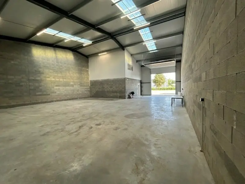 A louer local d'activité de 250m² et 100m² de bureaux 