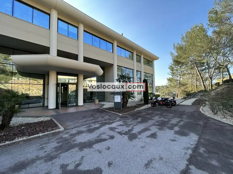 A location : Bureaux de 230m² à SOPHIA ANTIPOLIS - LES BOUILLIDES