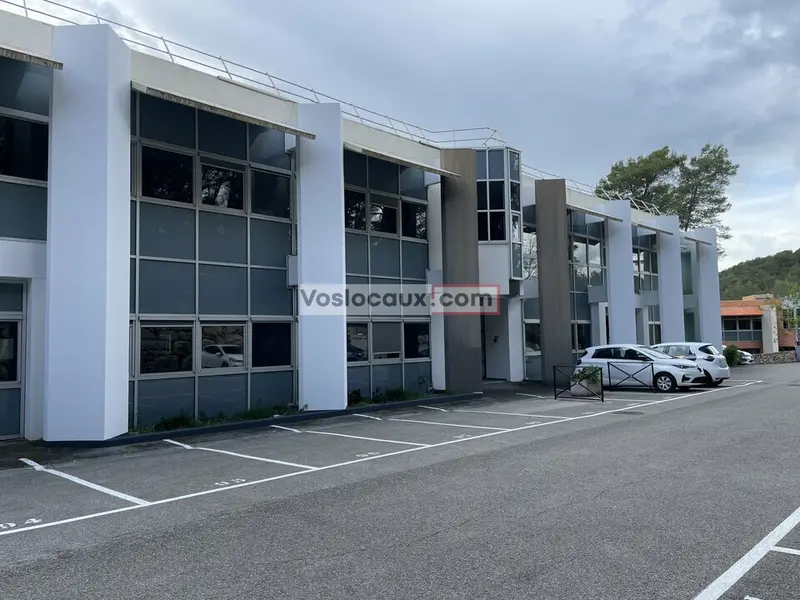 A la location : Bureaux/Local d'activité de 1 002m² à Sophia-Antipolis