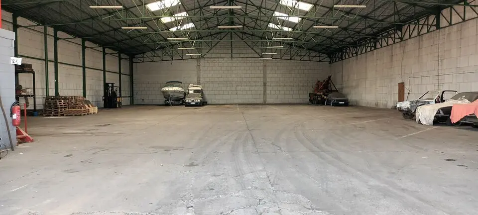 Grand local au cur de la ZI havraise.