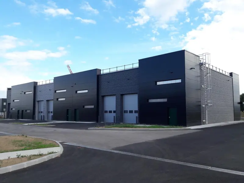 Local d'activités en bon état, proche rocade nord.