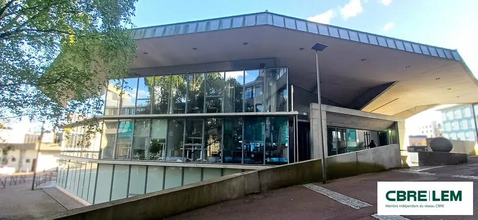 Très bel ensemble de bureaux aménagés au pied du tram.