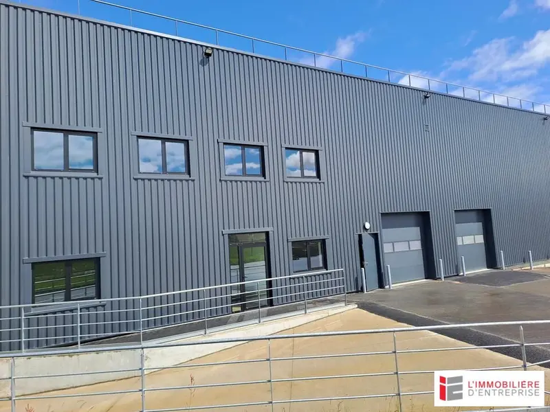 LOCATION  LOCAL D'ACTIVITÉ AVEC BUREAUX  640 m²  BÉDÉE