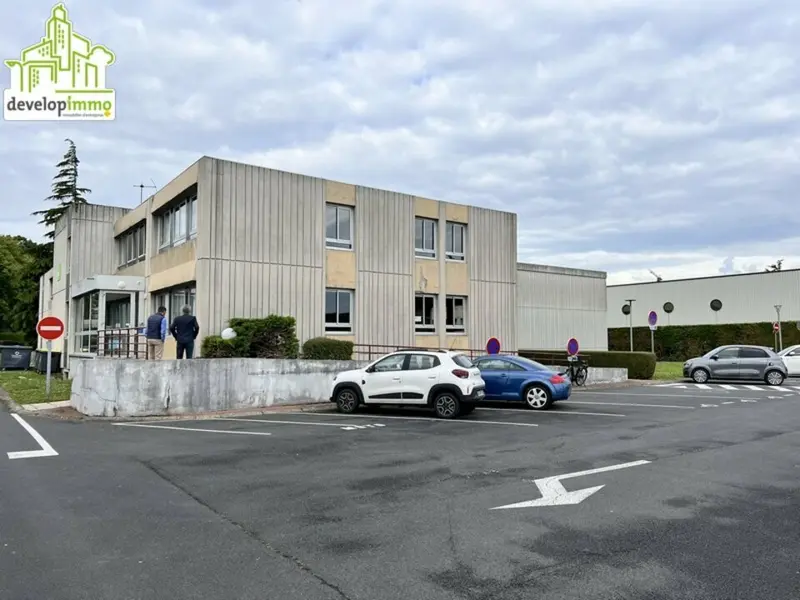 Immeuble de bureaux offrant un beau potentiel 