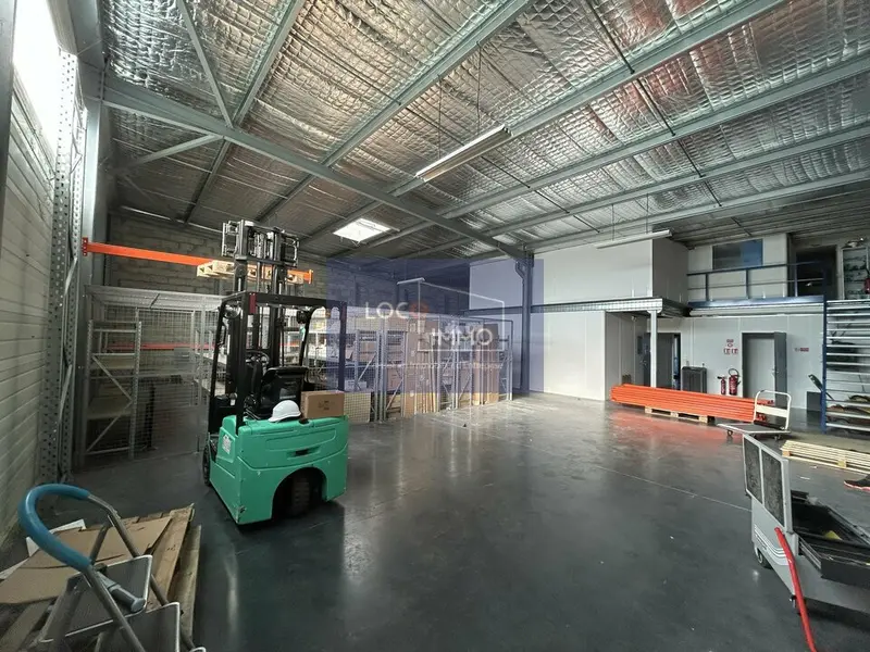 A louer Locaux d'activité 461m² Yvrac