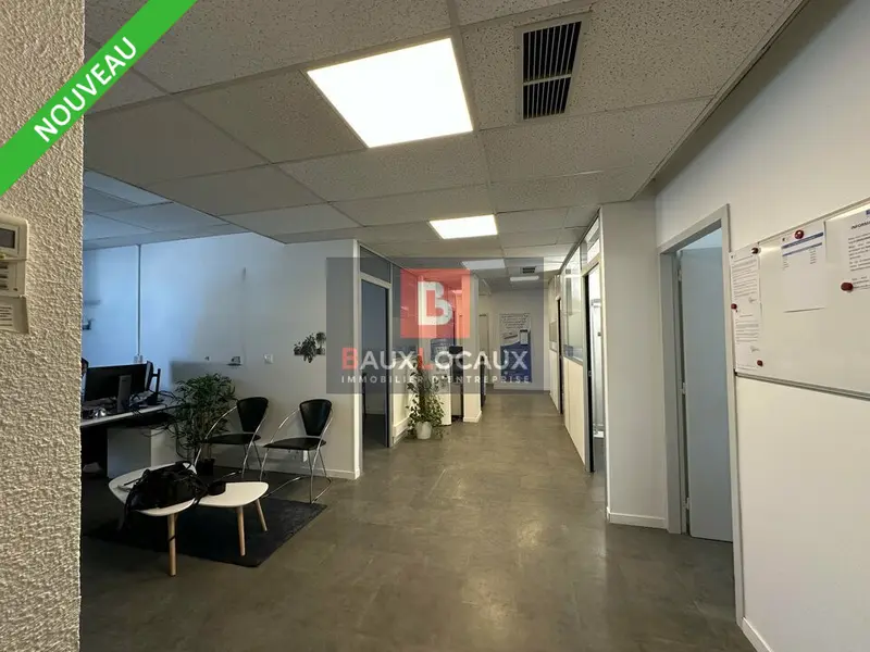 A VENDRE BUREAUX TRÈS BON ÉTAT D'ENVIRON 148M² AU PONTET 
