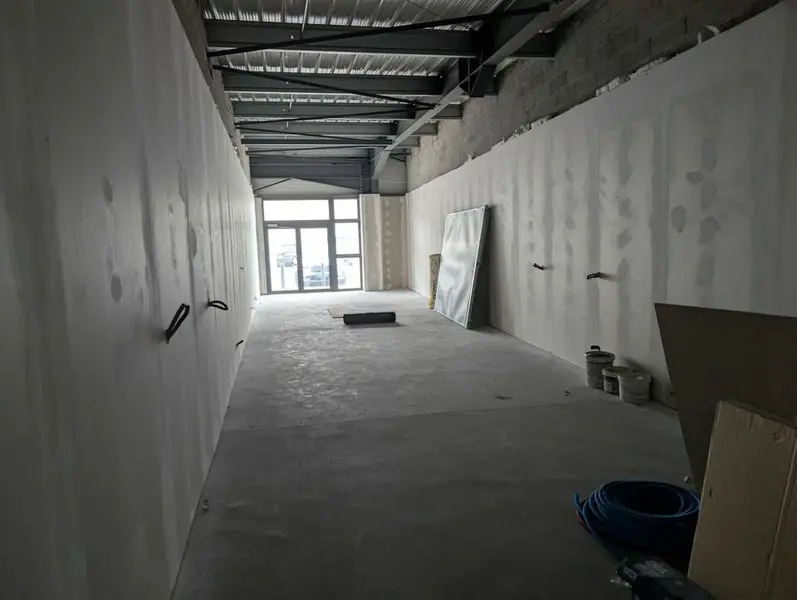 Local commercial à vendre dans une zone tertiaire avec tous services