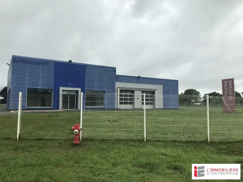 LANNION : A LOUER LOCAL COMMERCIAL 670 m² SUR FONCIER DE 7 428 m² 