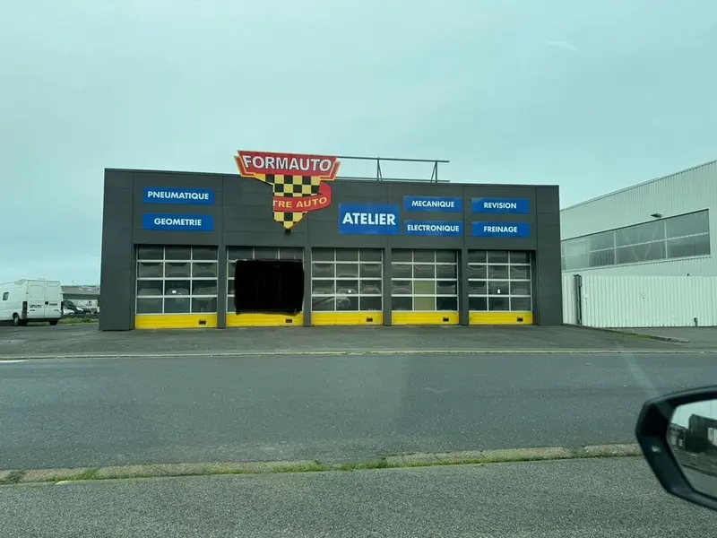 A VENDRE - SAINT POL DE LEON - LOCAL COMMERCIAL 500M 2